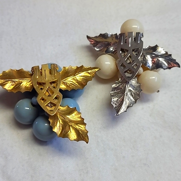 Pair of Miriam Haskell Dress Clips - Picture 2 of 4